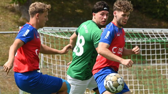 Die Rheinlandliga-Reserve der SG 06 Betzdorf (in Grün) setzte sich knapp gegen den FSV Kroppach (in Blau-Rot) durch.