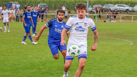 Fabien Rusteberg (in Weiß) erzielte den 2:0-Endstand für seine SG Guckheim/Kölbingen gegen die Sportfreunde Höhr-Grenzhausen (in