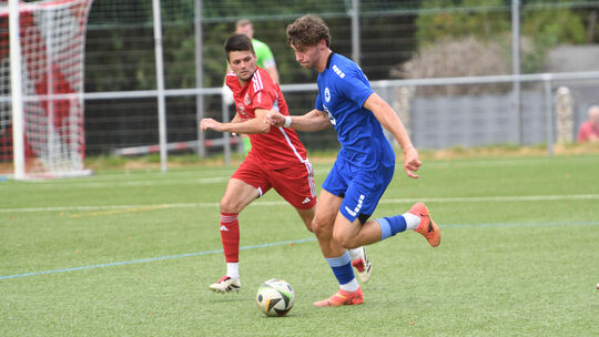 Aufsteiger SG Horressen (im roten Trikot Steffen Decker) schlug sich gegen den VfB Wissen (am Ball Julian Wienold) lange Zeit wa