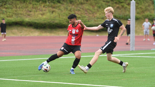 Sam Dustin Bimber (rechts) erzielte für die SG Weitefeld das 1:0 beim SV Türkiyemspor Ransbach-Baumbach – und war darüber hinaus