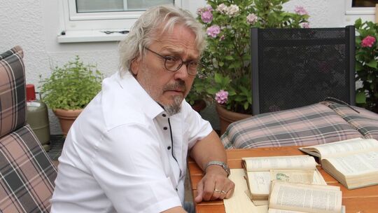 Der 67-jährige Hans-Hermann Grewe recherchiert in alten Kochbüchern nach Rezepten aus dem 13. Jahrhundert. Zur 690. Jubiläum Ver