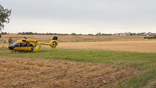 Rettungshubschrauber und Einsatzfahrzeuge am Unfallort: Ein Rollstuhlfahrer war in den Ellerbach gestürzt und wurde schwer verl Rettungshubschrauber und Einsatzfahrzeuge am Unfallort: Ein Rollstuhlfahrer war in den Ellerbach gestürzt und wurde schwer verl