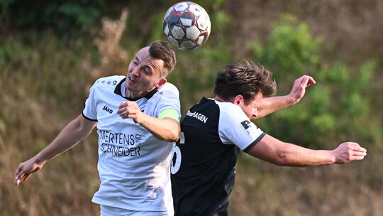 Die SG Mudersbach/Brachbach (in Weiß Nikolai Heidrich) startete fulminant in die neue Spielzeit der Fußball-Bezirksliga Westfale
