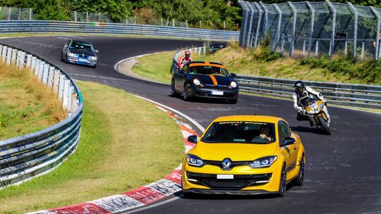 Nichts bereitet manchen Auto-Enthusiasten und Motorradfahrern mehr Freude, als mit dem eigenen Fahrzeug über die Nordschleife am