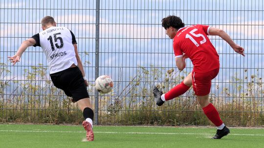 Neuzugang Lorenc Canaj (rotes Foto) traf zwar nicht beim Immendorfer 6:0-Sieg gegen die SG Schneifel, zog aber im Mittelfeld die