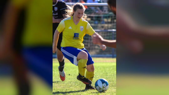 Einstand nach Maß für die erste Frau im rheinländischen Männerfußball: Eva Werner traf am ersten Spieltag der C Staffel 12 direk