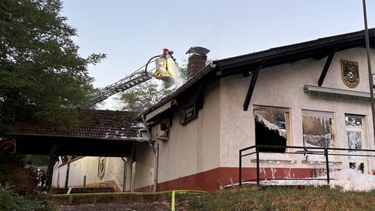 Die Feuerwehr im Einsatz: Das Schützenhaus in Meddersheim nach dem nächtlichen Vollbrand, der die Struktur schwer beschädigte.