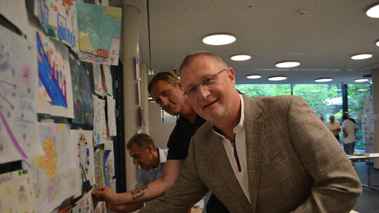 Als Kunstkritiker bewerteten auch (von links) Beigeordneter Mirko Helmut Kohl, Dirk Nessel und Holger Wessling, Vorstandsvorsitz Als Kunstkritiker bewerteten auch (von links) Beigeordneter Mirko Helmut Kohl, Dirk Nessel und Holger Wessling, Vorstandsvorsitz