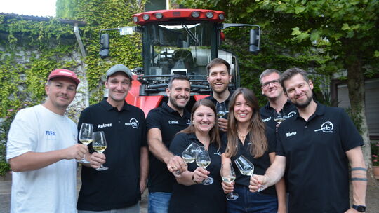 Die Naheweinrebellen laden am Jahrmarktsdonnerstag im Weingut Gemünden zur Weinparty im Schatten des Riesenrades ein. Die Naheweinrebellen laden am Jahrmarktsdonnerstag im Weingut Gemünden zur Weinparty im Schatten des Riesenrades ein.