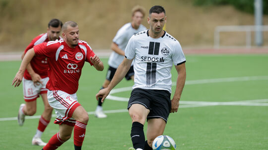 Ahrweilers Almir Porca (rechts, weißes Trikot) im Duell mit Anadolus Leutrim Kabashi (rotes Trikot).