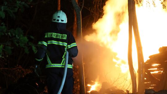 Dichter Rauch über Hüllenberg, brennendes Holz und ein Feuer, das sich rasch auszubreiten drohte: Was am Sonntagabend zunächst n