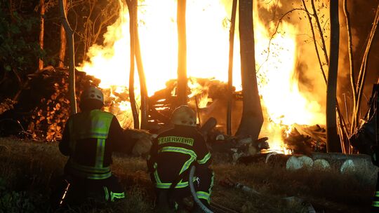 Dichter Rauch über Hüllenberg, brennendes Holz und ein Feuer, das sich rasch auszubreiten drohte: Was am Sonntagabend zunächst n Dichter Rauch über Hüllenberg, brennendes Holz und ein Feuer, das sich rasch auszubreiten drohte: Was am Sonntagabend zunächst n