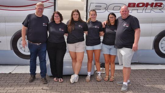 Timo Bohr (links) und sein Bruder Mirco Bohr (rechts) feiern gemeinsam mit ihren Familien das 40-jährige Bestehen des Familienun