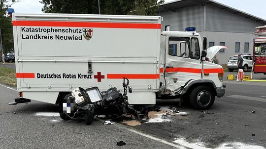 Bei einer Kollision mit einem DRK-Fahrzeug starben ein Motorradfahrer und seine Beifahrerin auf der K19 in Vettelschoß.