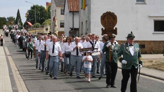 Annähernd 250 Schützinnen und Schützen von 20 Vereinen des Bezirksbundes Maria Laach reihten sich in den großen Festumzug anläss Annähernd 250 Schützinnen und Schützen von 20 Vereinen des Bezirksbundes Maria Laach reihten sich in den großen Festumzug anläss