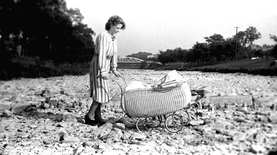 Die Ahr war 1949 total trocken. Im Hintergrund die Amseltal-Brücke.