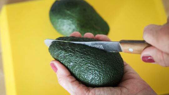Verletzungen beim Schneiden von Avocado Verletzungen beim Schneiden von Avocado