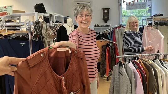 Ursula Reichelt (links) und Christiane Beule im Verkaufsraum des Secondhandladens „Wiedergeliebt“ in der Diezer Wilhelmstraße (A