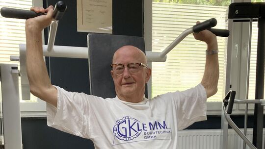 Der 89-Jährige Hans Scholz besucht dreimal die Woche das Fitnessstudio und trainiert hier seine Kondition.