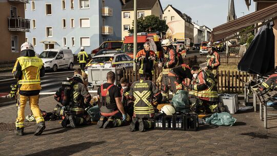 In voller Schutzausrüstung hatten die Feuerwehrleute nicht nur mit den Flammen, sondern auch mit den hohen Außentemperaturen zu