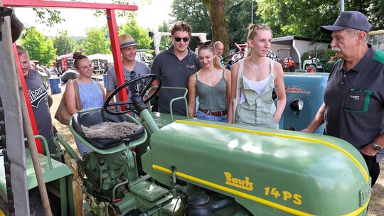 Auch Gerhard Marth (70) hatte eine besondere Geschichte dabei. Er kam mit einem 68 Jahre alten Bautz-Traktor nach Oberdreis. Den