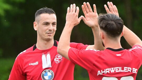 Stürmt jetzt für die zweite Mannschaft: Ahrweilers Torjäger Almir Porca (links) möchte die Bezirksliga unsicher machen.