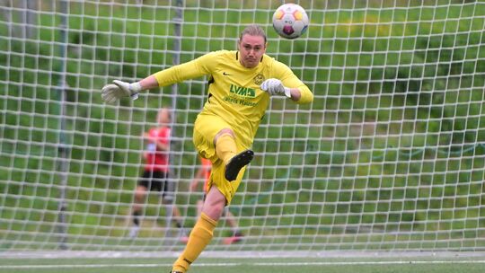 Oberwinters Torhüter Niklas Nett schlägt den Ball nach vorn.