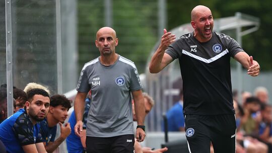 Cosmos-Trainer Admir Softic (rechts) war keinesfalls mit allem zufrieden, was er in den jüngsten beiden Partien gesehen hatte. E Cosmos-Trainer Admir Softic (rechts) war keinesfalls mit allem zufrieden, was er in den jüngsten beiden Partien gesehen hatte. E