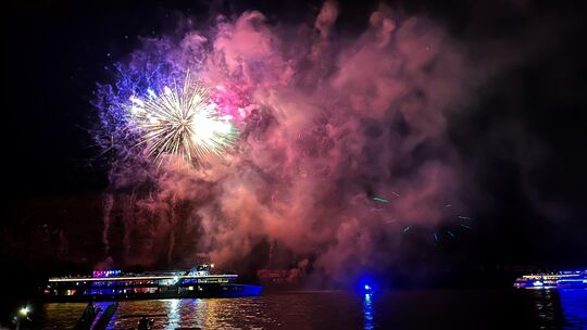 Auch zur 53. Auflage des Fests der 1000 Lichter in Andernach konnte wieder ein Feuerwerk abgefeuert werden. Zuvor drohte die anh Auch zur 53. Auflage des Fests der 1000 Lichter in Andernach konnte wieder ein Feuerwerk abgefeuert werden. Zuvor drohte die anh