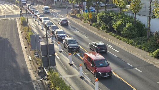 Am ersten Tag nach den Sommerferien führte die Umstellung der Verkehrsführung auf der Naheüberbauung zu stockendem Berufsverkehr