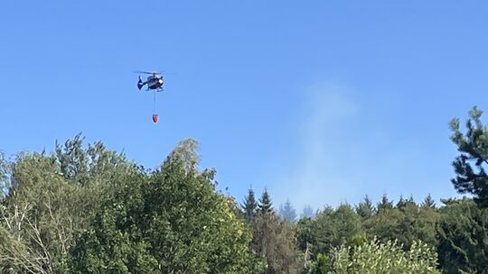 Neben den örtlichen Feuerwehren und dem Waldbrandzug Nord des Westerwaldkreises war auch der Polizeihubschrauber, umfunktioniert