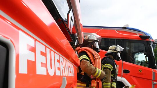 In Ochtendung steht seit dem späten Montagnachmittag ein Firmenkomplex in Flammen. In Ochtendung steht seit dem späten Montagnachmittag ein Firmenkomplex in Flammen.