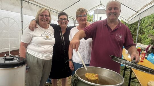 Die Erbsensuppe war trotz der sommerlichen Temperaturen heiß begehrt und die Köchinnen und ihr Starkoch hatten beste Laune