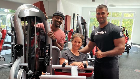 Geschäftsführer Ravi Nadarajah (links), mit Anke Klausen und Naveen Nadarajah (Studio- und sportliche Leitung)