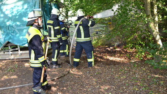 Mit viel Wasser konnten die Feuerwehren Wiedbachtal und Hachenburg den beginnenden Waldbrand direkt vor den Kliniken Wied eindäm