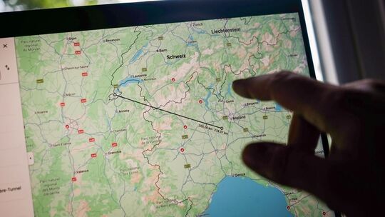 Ein Mann misst eine Entfernung auf Google Maps Ein Mann misst eine Entfernung auf Google Maps