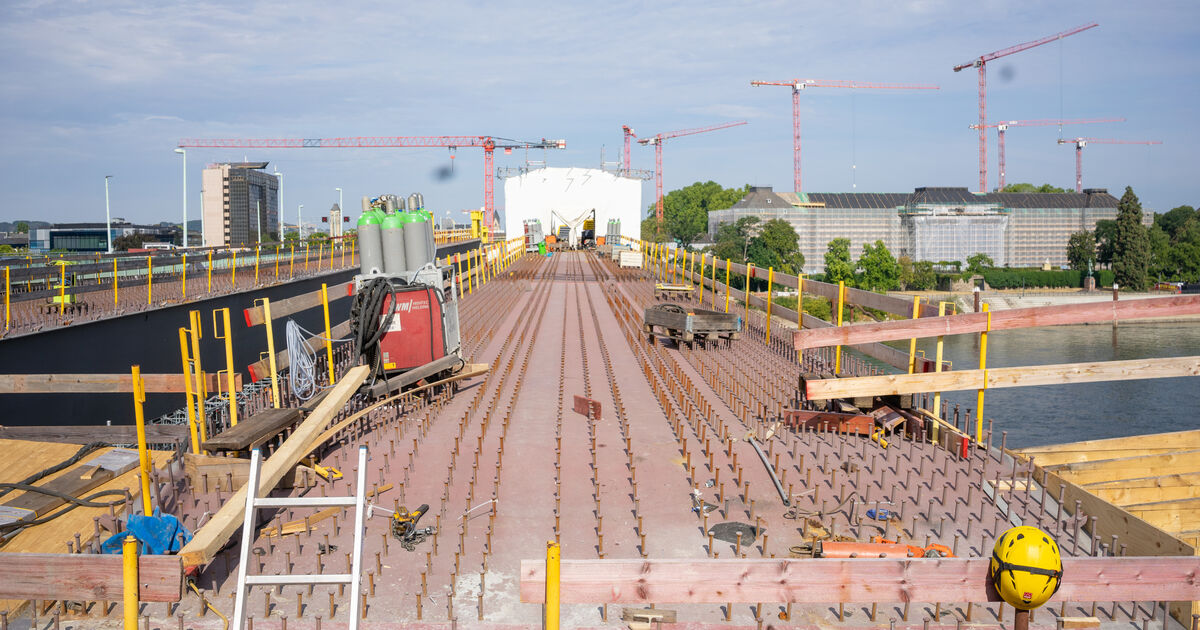 Koblenz mega construction site: Pfaffendorf Bridge suffers from low water ...