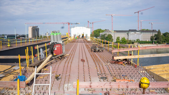 So sieht es im Moment auf der neuen Pfaffendorfer Brücke aus. In den Zelten im Hintergrund laufen Schweißarbeiten, mit denen die