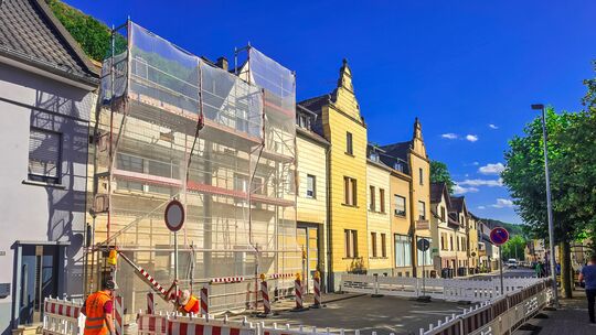 Absperrungen sichern nun den Bereich rund um das betroffene Wohnhaus. Absperrungen sichern nun den Bereich rund um das betroffene Wohnhaus.