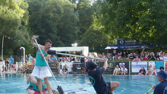 Für reichlich Gaudi garantierte einmal mehr das Fischerstechen des RFC im Freibad.