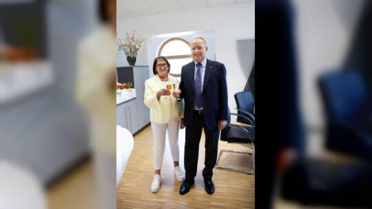 Bernd Willi Ripp stößt mit seiner Frau Stefanie auf seinen 75. Geburtstag an.