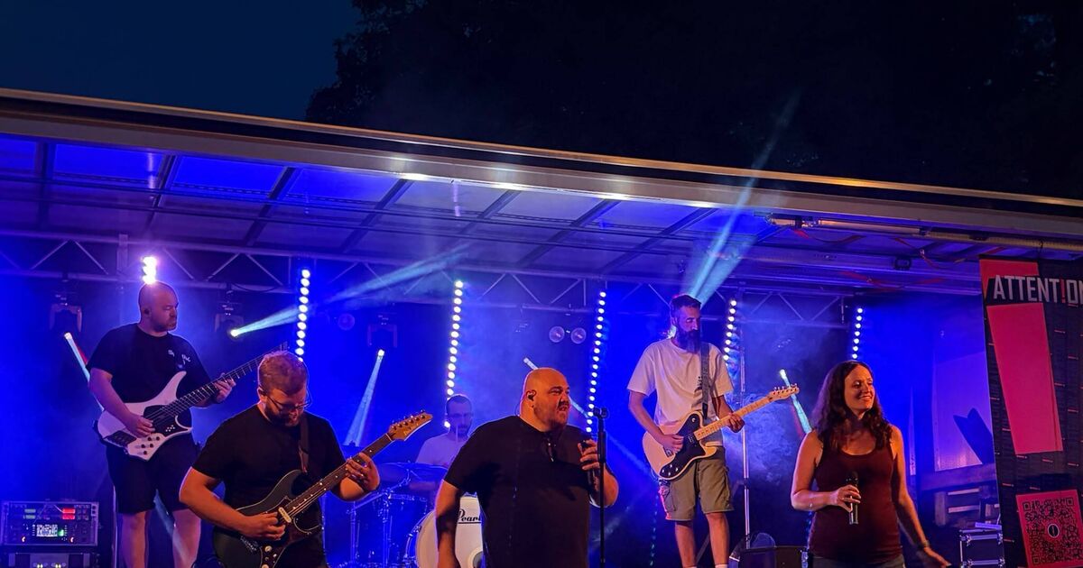 49th Village Festival: Packed House at the Schwollen Fountain Festival