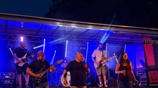 Rockige Klänge am Samstagabend: Attention brachte die Besucher beim Schwollener Brunnenfest in Feierlaune.