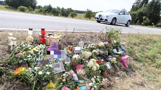 An der Stelle bei Linkenbach, an der sich der tödliche Unfall ereignet hat, haben Menschen zum Zeichen ihrer Trauer Kerzen aufge