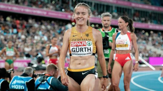 Olivia Gürth hatte am Montagabend allen Grund zu strahlen. Die Diezerin, die für den Verein Silversterlauf Trier staret, löste i