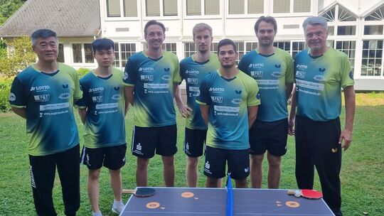 Das Bundesliga-Team des TTC Zugbrücke Grenzau mit (von links) Cheftrainer Chen Zhibin, Feng Yi-Hsin, Liam Pitchford, Maciej Kubi