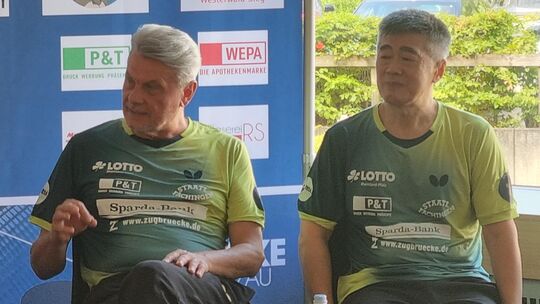 Trainer Chen Zhibin (rechts) und Co-Trainer Anton Stefko geben beim TTC Zugbrücke Grenzau den Ton an und möchten mit ihrer Manns