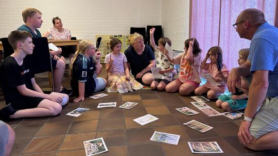 Rund 15 Kinder und Erwachsene haben am Workshop zur Neugestaltung des Spielplatzes in Kattenes teilgenommen. Das Ergbenis: Den j