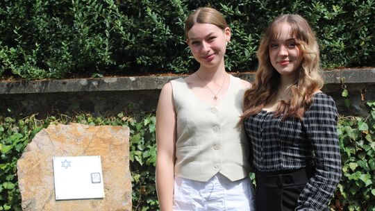 Stella Eckert (links) und Yve Marie Deska haben die Dokumentation zu dem Schülerprojekt „Erinnern für die Zukunft" geschrieben.