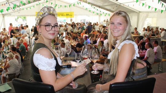 In Müden haben Weinkönigin Marie (links) und Prinzessin Laura die Weinregentschaft übernommen. Ihre erste Amtshandlung war die M